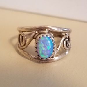 Sterling silver wire swirl ring w/simulated opal